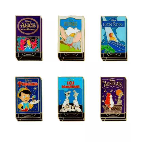 Pin Esmaltado Blind Box Classic VHS Disney Loungefly (Aleatorio)