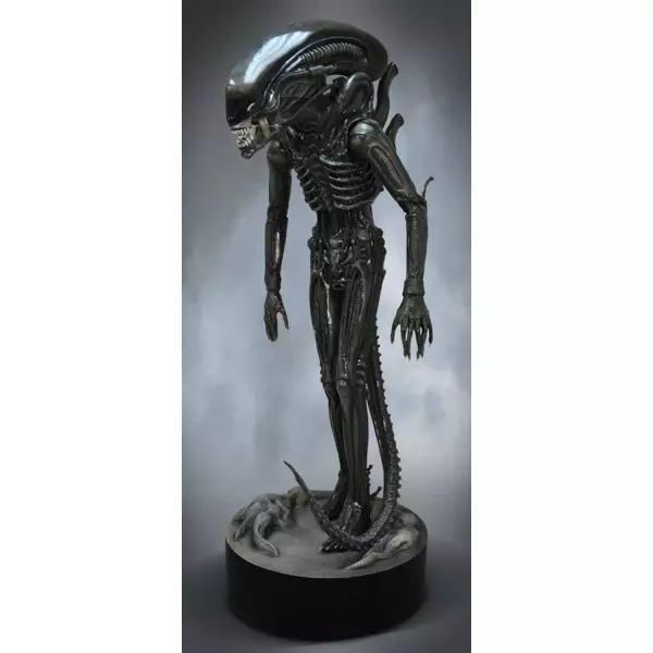[Imagen: estatua-big-chap-alien-real-size-01.webp]