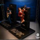 AC/DC Estatua Rock Iconz Angus Young III 25 cm