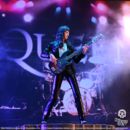 Queen Estatua Rock Iconz John Deacon II (Sheer Heart Attack Era) 23 cm