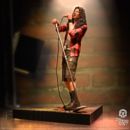 Chris Cornell Estatua Rock Iconz 22 cm